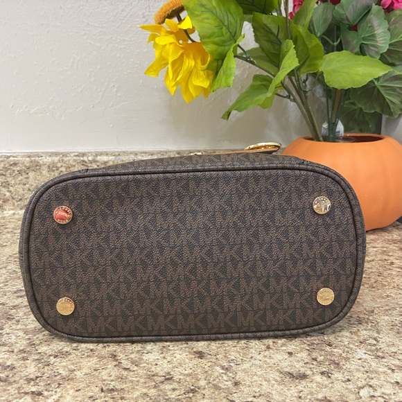 Michael KORS Medium Front Pocket Tote - Picture 9 of 14